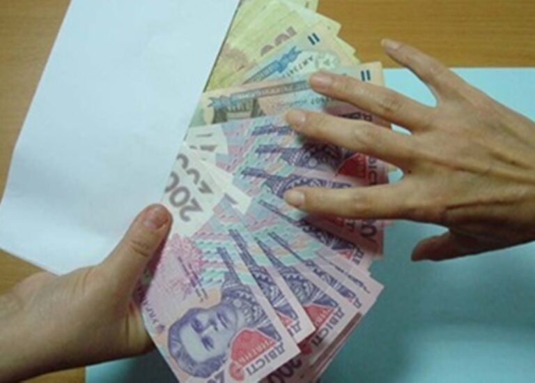 Зарплати в конвертах: які штрафи загрожують українським роботодавцям від податкової служби - today.ua