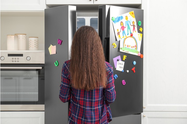Специалисты по ремонту техники рассказали, почему вешать магнитики на холодильник опасно для жизни