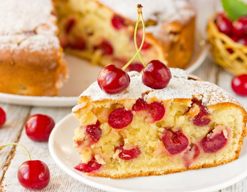 Пирог с черешней на скорую руку: мягкое, рассыпчатое тесто и сочные ягоды