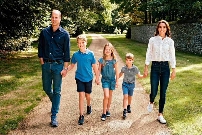 Принц Уильям поделился новым семейным фото со своими тремя детьми в День отца - today.ua