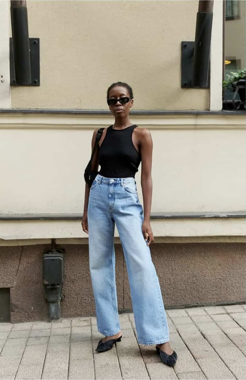 Надя Дорофеева показала, как стильно носить трендовые широкие джинсы летом