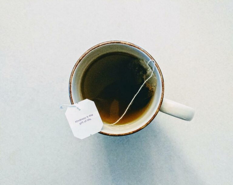 Ученые рассказали, опасно ли для здоровья пить из немытой чашки с налетом чая или кофе - today.ua