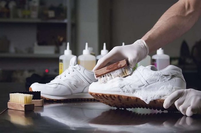 Специалисты в химчистке, рассказали, как очистить пожелтевшие белые кроссовки без стирки