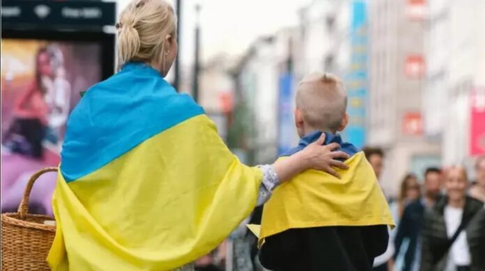 Євросоюз продовжив тимчасовий захист для українців: скільки ще біженці можуть розраховувати на виплати і пільги - today.ua