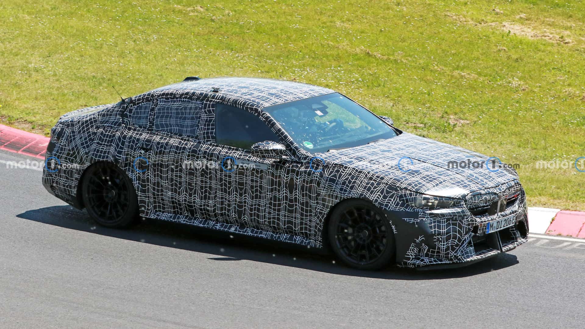 Дизайнеры показали BMW M5 нового поколения: фото