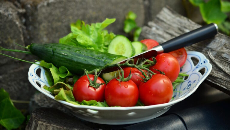 В Україні подешевшали огірки, помідори та цибуля: в яких супермаркетах вигідніше купувати сезонні овочі - today.ua