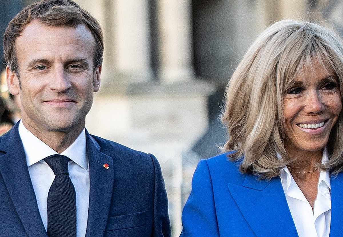 70-річна Бріжит Макрон у небесно-блакитному костюмі здійснила рідкісний вихід у світ з чоловіком