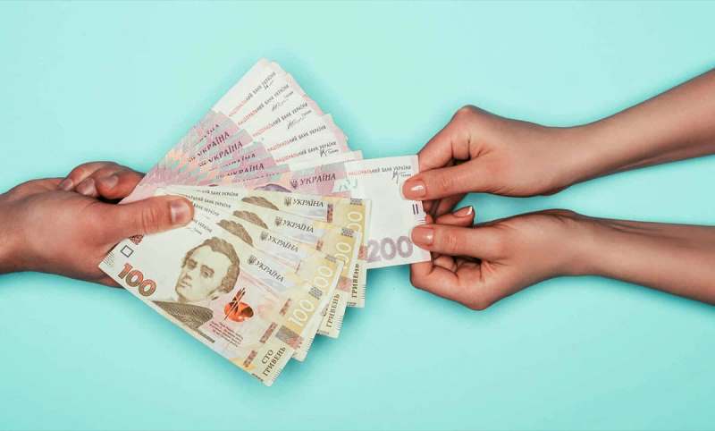 Украинцы могут получить денежную помощь от США: как подать заявку на 4415 грн
