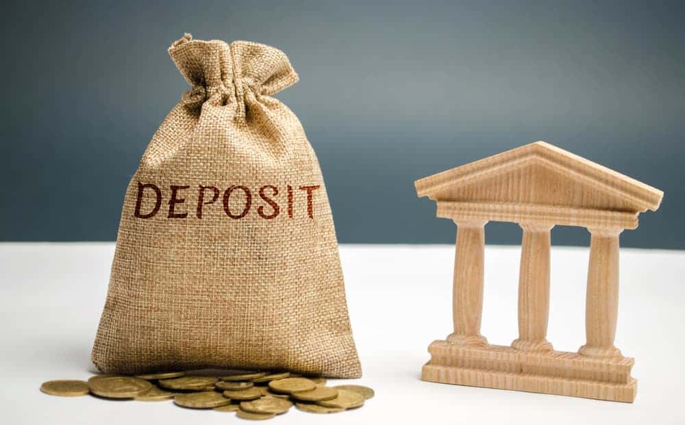 Українцям повідомили, як заробити на депозитах: банкір назвав найвигіднішу валюту та термін вкладу