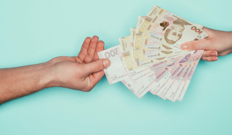 В Офісі Президента розповіли, чи заборонять в Україні готівку - today.ua