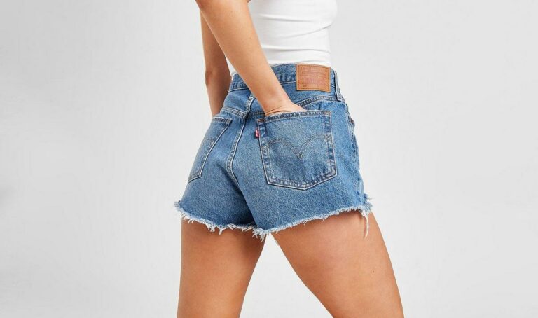 Як стильно носити джинсові шорти влітку і не виглядати старомодно: 6 трендових прийомів - today.ua
