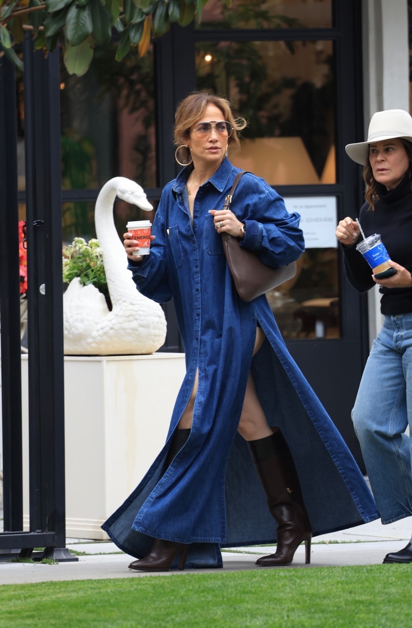 Дженнифер Лопес в джинсовом платье со смелыми вырезами насмешила нелепым нарядом