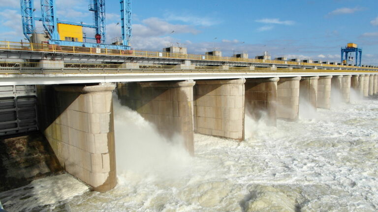 Подрыв Каховской ГЭС: электростанция не подлежит восстановлению, есть угроза для Запорожской АЭС - today.ua