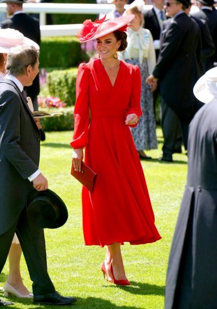 В красном платье с декольте и шляпе с цветами: Кейт Миддлтон произвела фурор на королевских скачках 
