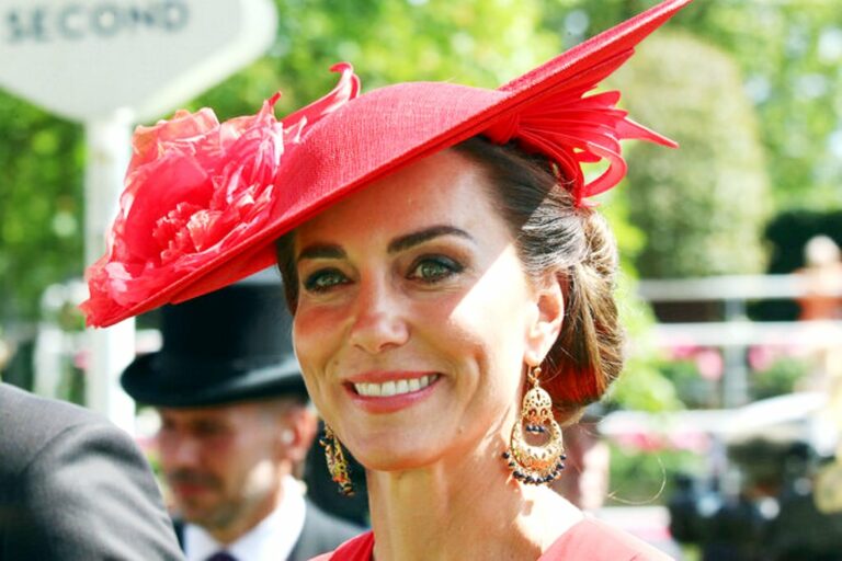 У червоній сукні з декольте та капелюсі з квітами: Кейт Міддлтон викликала фурор на королівських скачках - today.ua