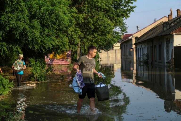 Выплаты пострадавшим в результате подрыва Каховской ГЭС: какую денежную помощь получат эвакуированные украинцы - today.ua