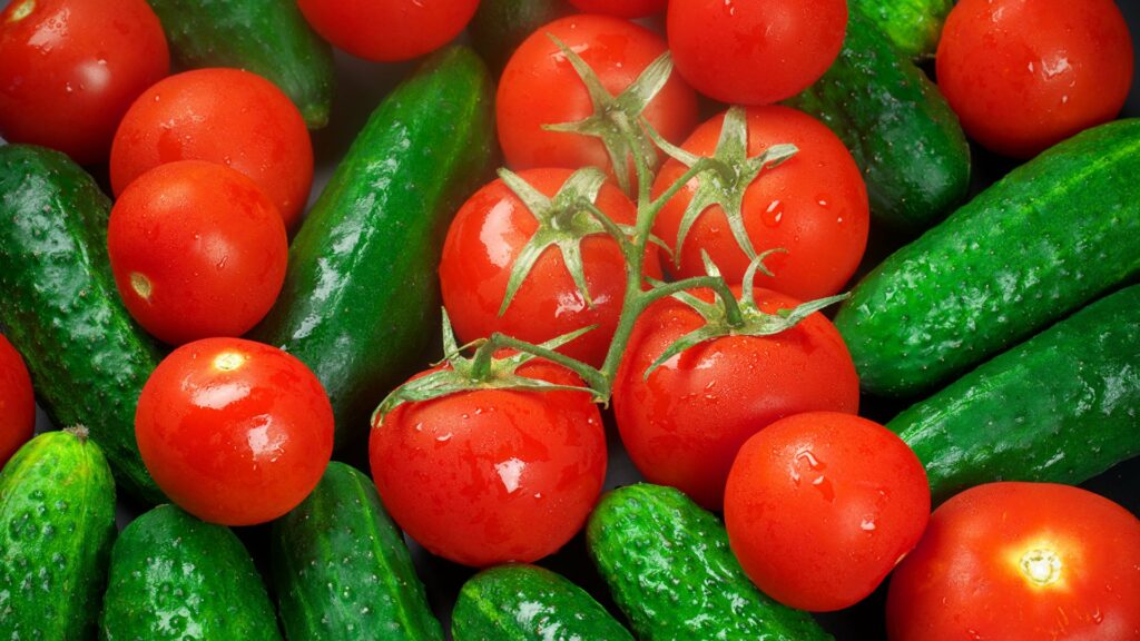 Нижче за 30 грн: у супермаркетах обвалилися ціни на огірки та помідори