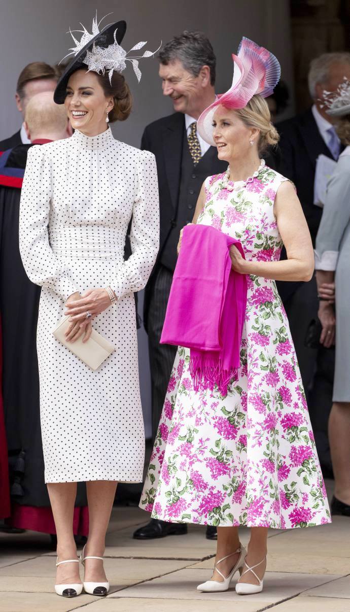 Нарушила королевский протокол: Кейт Миддлтон в белом платье в горошек и с ярким макияжем появилась в Виндзоре