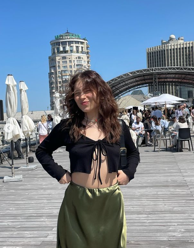 “Немного позитива“: 20-летняя дочь Елены Кравец прогулялась по Киеву в дерзком образе