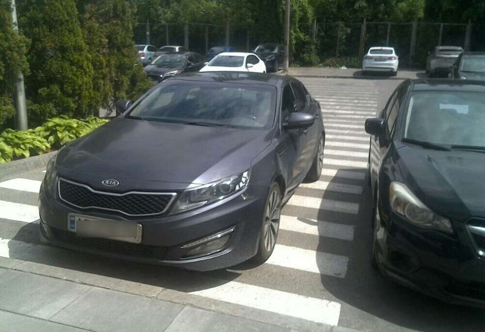 "Вибіг купити водички": як українські водії пояснюють неправильне паркування