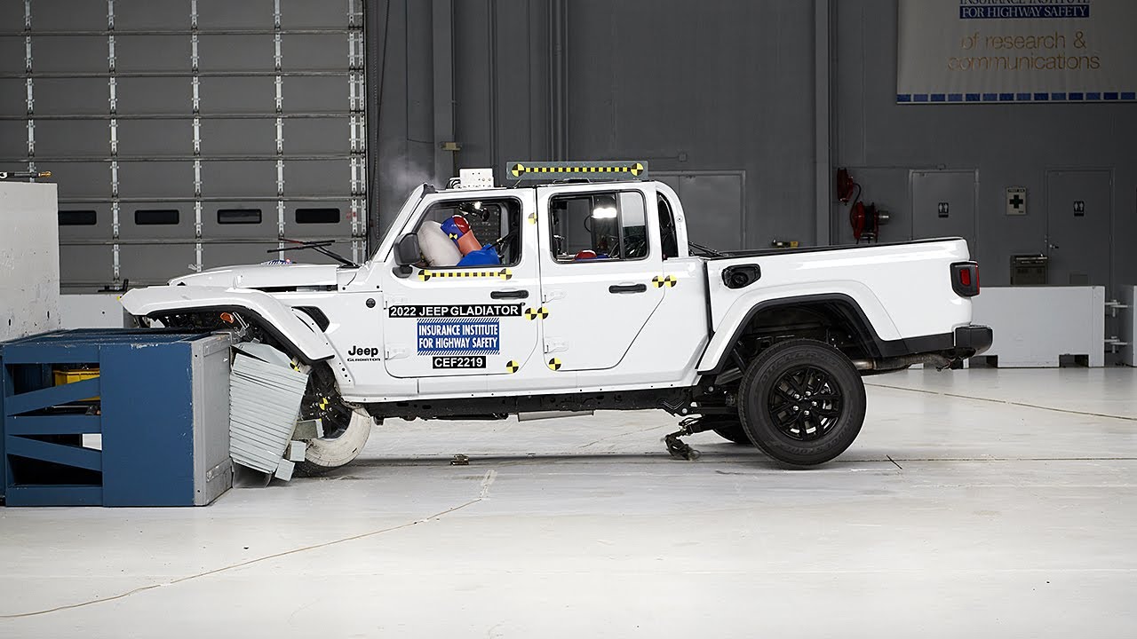 Эксперты IIHS рассказали, для кого опасны среднеразмерные пикапы - today.ua