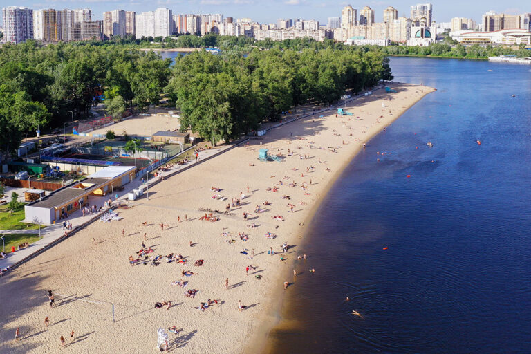 “Золотые пески“ столицы: в Киеве во время войны потратят 6,5 млн грн на песок для пляжей - today.ua