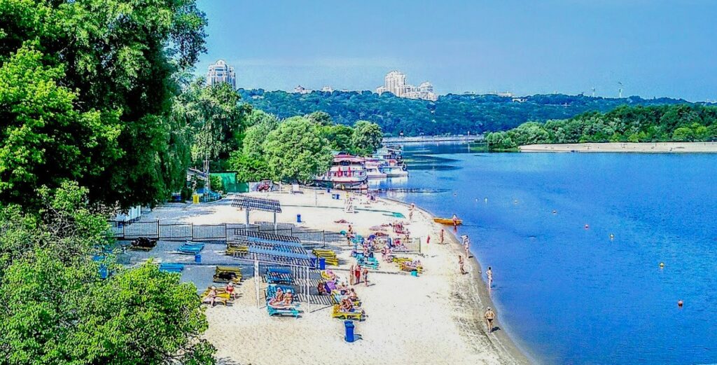 “Золоті піски“ столиці: у Києві під час війни витратять 6,5 млн грн на пісок для пляжів