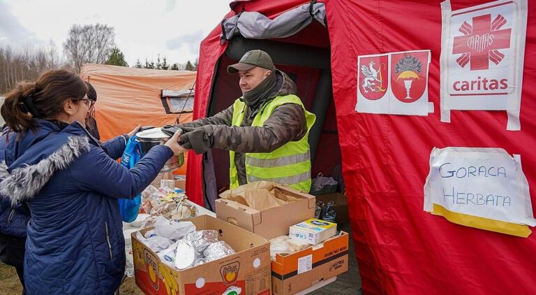 Українські біженці у Польщі отримають допомогу від благодійної організації Caritas Polska - today.ua