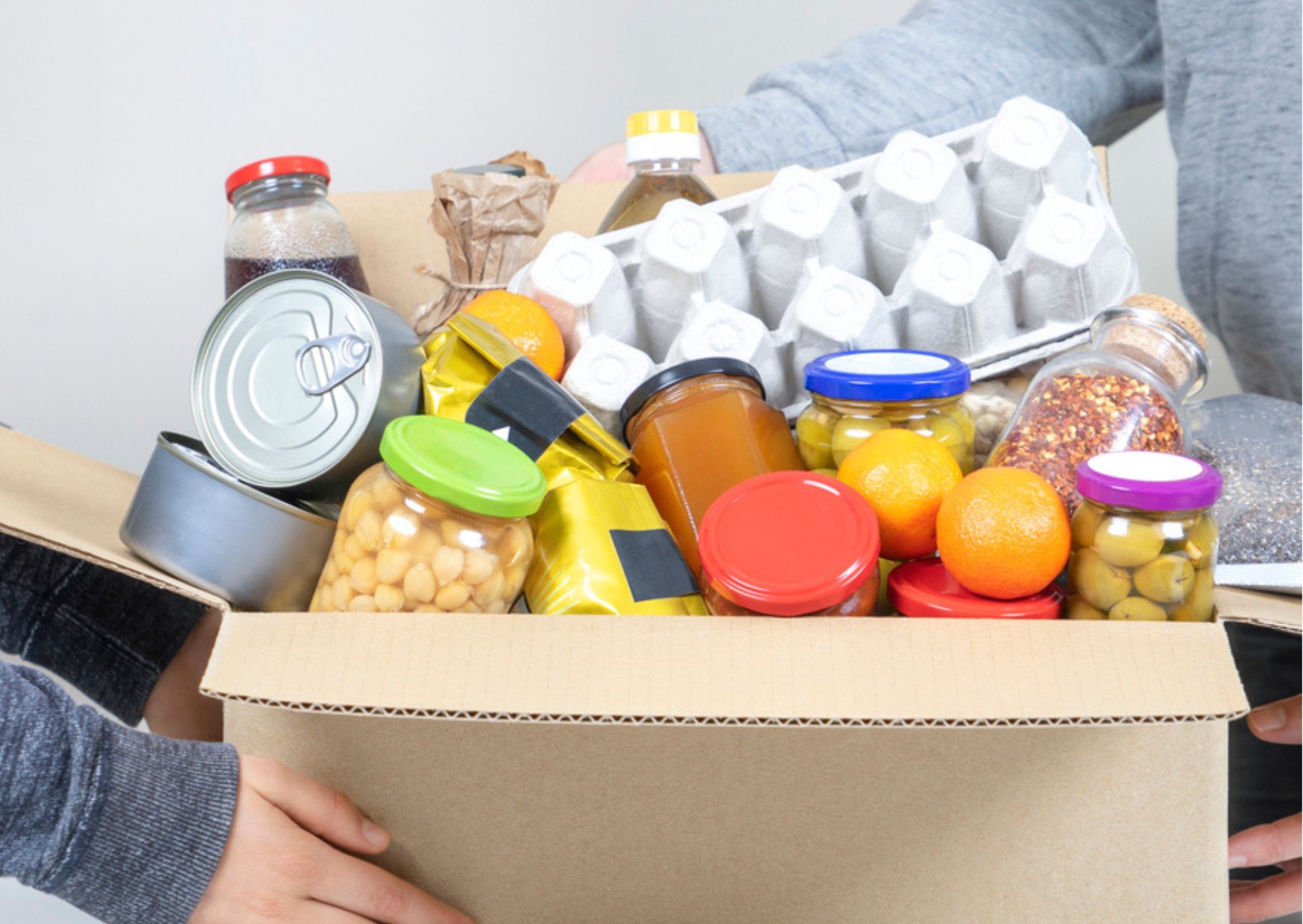 Жителям ще двох областей почали видавати продуктові набори: як подати заявку - today.ua