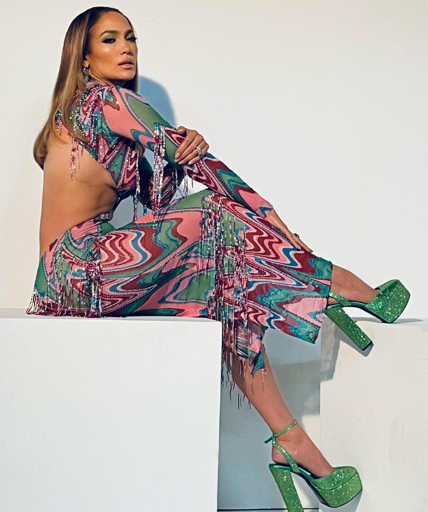 Дженніфер Лопес у сукні з вирізами під грудьми у стилі 70-х зробила фурор яскравим вбранням