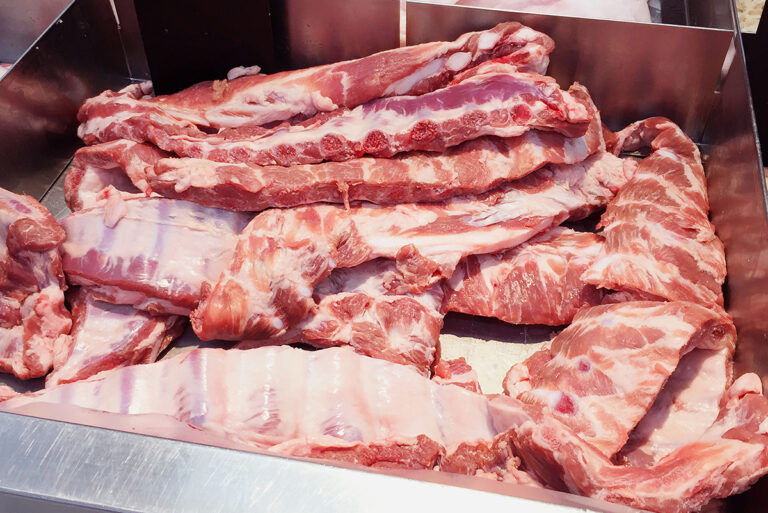 В Україні підскочили ціни на свинину: скільки коштує м'ясо в супермаркетах на початку червня - today.ua
