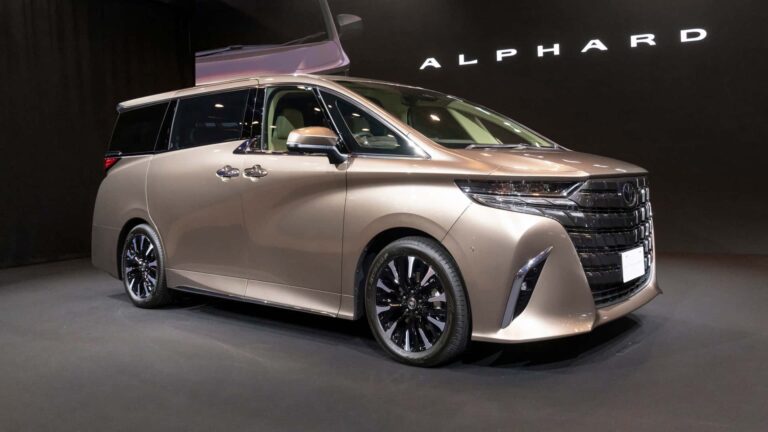 Toyota показала новый минивэн Alphard: построили на базе Lexus LM - today.ua