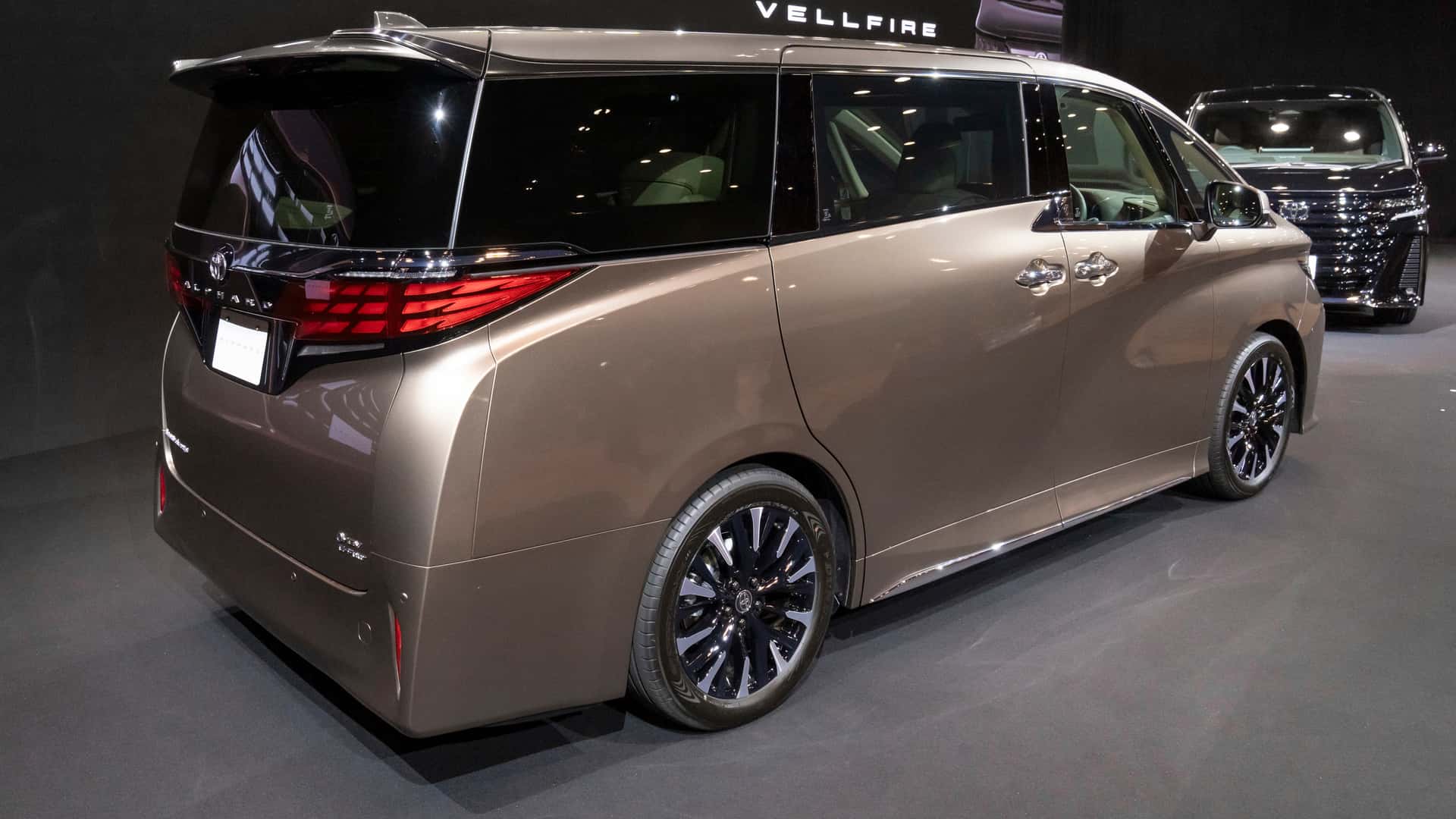 Toyota показала новый минивэн Alphard: построили на базе Lexus LM