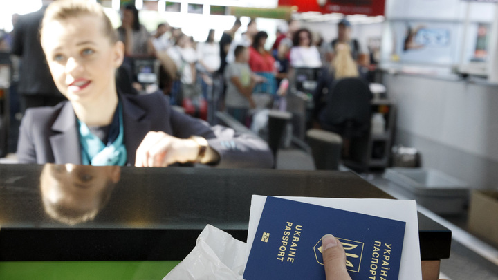 Украинцам за границей перестали выдавать загранпаспорта: комментарий МИД