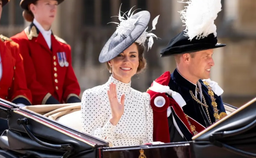 Нарушила королевский протокол: Кейт Миддлтон в белом платье в горошек и с ярким макияжем появилась в Виндзоре