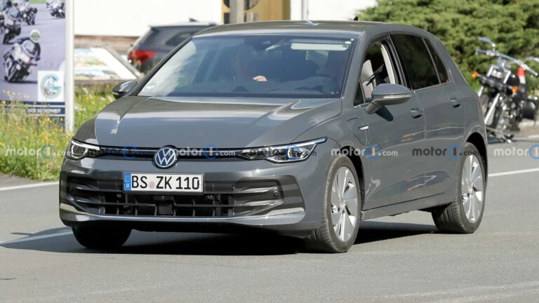 Шпионы впервые показали новый Volkswagen Golf в серийной версии - today.ua