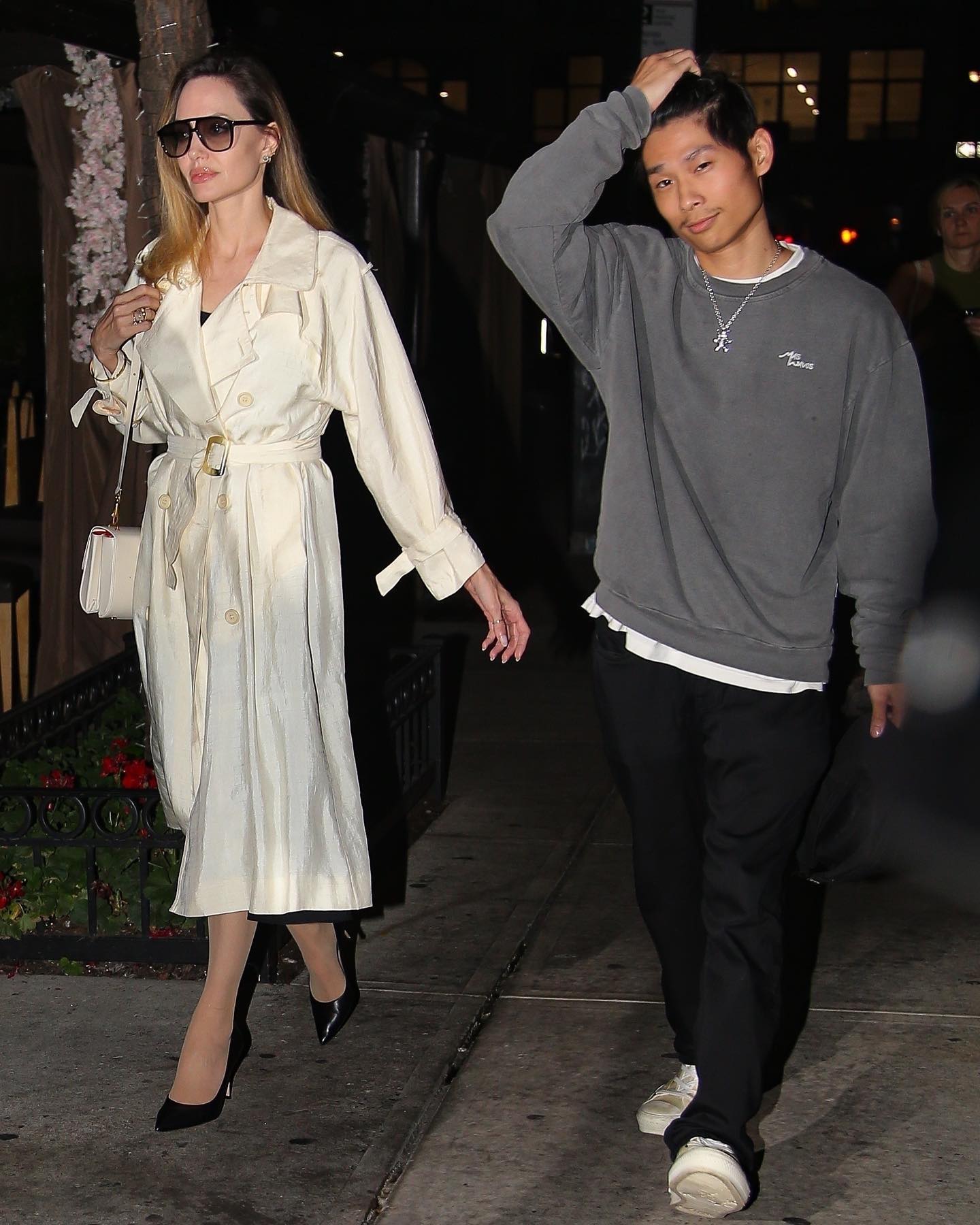 Анджелина Джоли нарушила главное модное правило: что нельзя надевать с юбкой