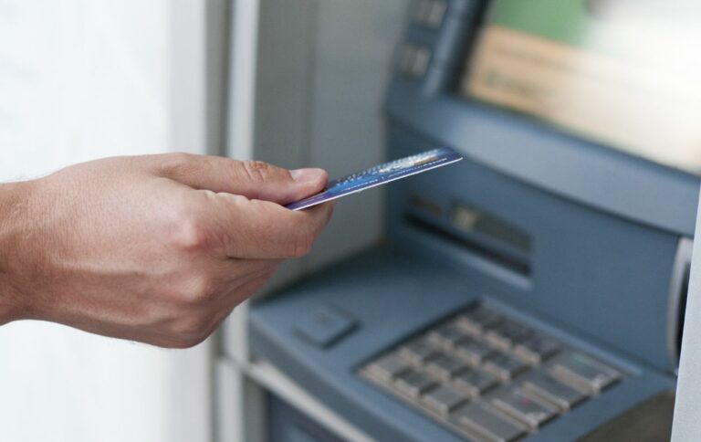 В НБУ розповіли, що робити, якщо банкомат не видав списані з карти гроші  - today.ua