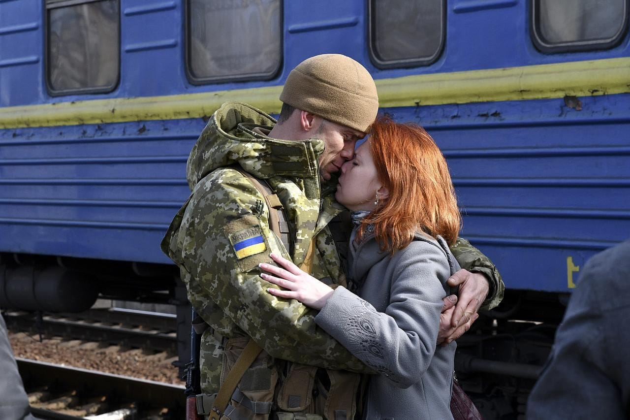 Укрзализныця сделала важное заявление о бронировании билетов для военных: как получить место в купе