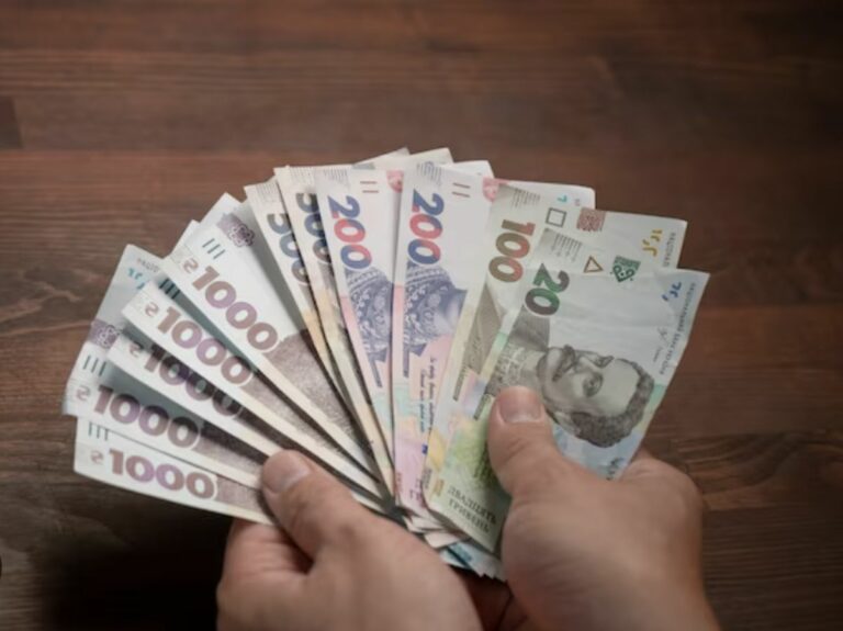 Пенсіонери в Україні можуть отримати щомісячну надбавку у розмірі 800 гривень: хто має право на виплати - today.ua