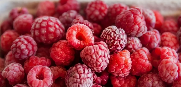 В Украине резко упали цены на сезонные ягоды: сколько стоят малина и голубика в супермаркетах
