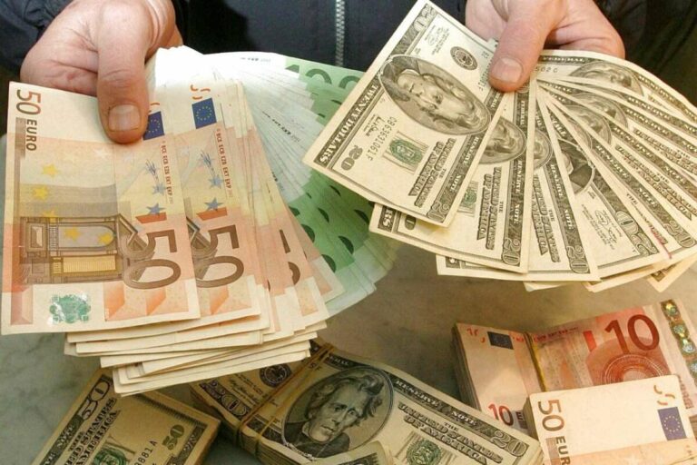 Доллар, гривна или евро: аналитики рассказали, в какую валюту украинцам сейчас выгодно перевести свои сбережения - today.ua
