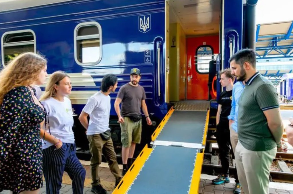 Укрзализныця презентовала вагоны для маломобильных пассажиров: фото 