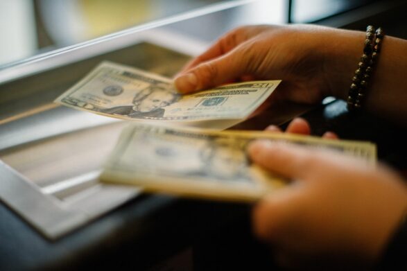 Касири по-різному оцінюють: клієнти ПриватБанку поскаржилися, що не можуть обміняти долари у відділеннях  - today.ua