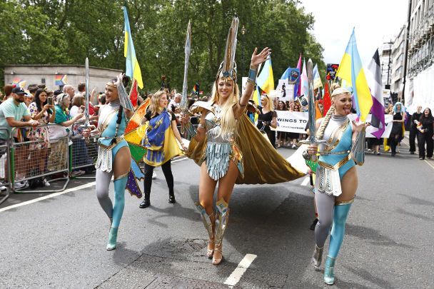 У блискучому боді з тризубом та мечем: Оля Полякова очолила ЛГБТ-прайд у Лондоні