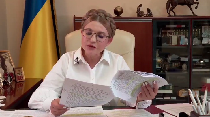 Юлія Тимошенко у білій блузі з пишними рукавами зачарувала стильним вбранням
