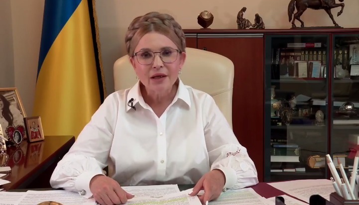 Юлия Тимошенко в белой блузе с пышными рукавами очаровала стильным образом