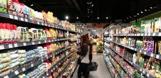 Мережа супермаркетів АТБ знизить ціни на продукти на один день: які товари можна буде купити дешевше - today.ua