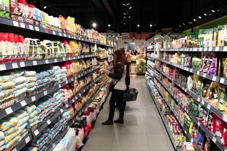 Мережа супермаркетів АТБ знизить ціни на продукти на один день: які товари можна буде купити дешевше - today.ua