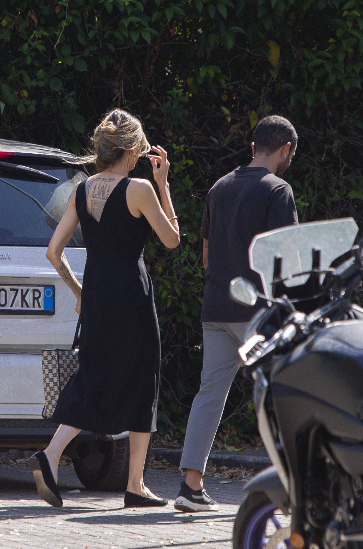 Сукня з відкритою спиною та зачіска-черепашка: Анджеліна Джолі відпочиває в Італії